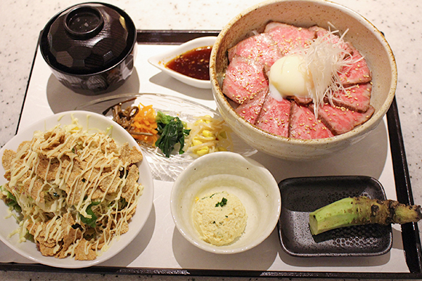 榮互昼メニュー、レアローストビーフ丼の写真
